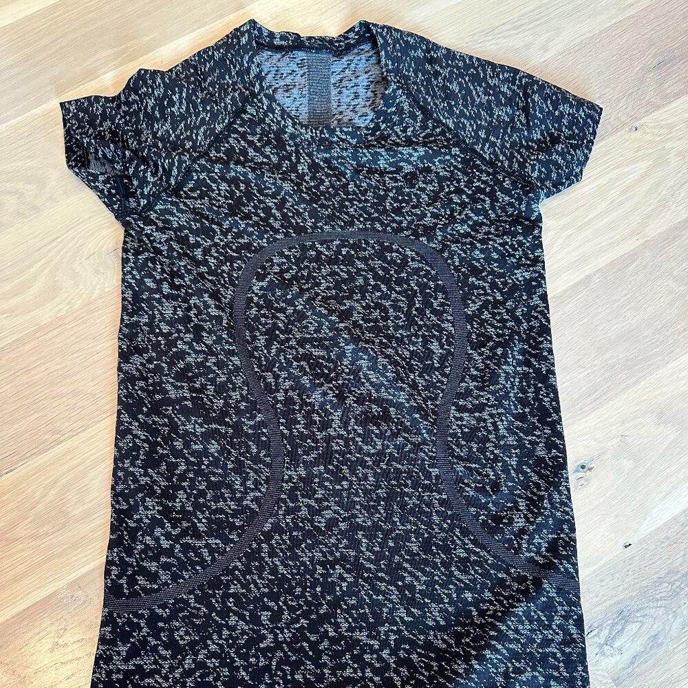Women's Lululemon Swiftly Tech Short Sleeve 2.0 Distorted Static Black (Size 4)